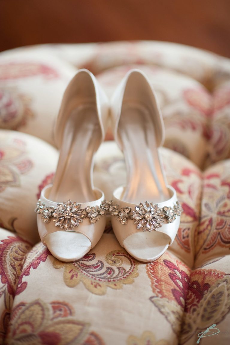 courtyard at lake lucerne bride getting ready